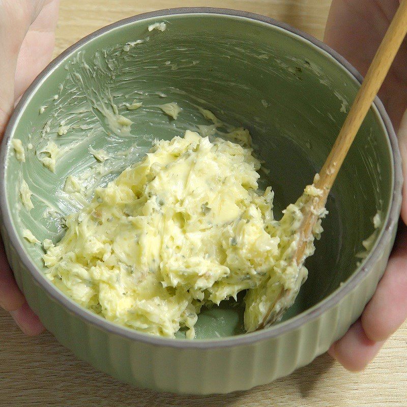 Step 4 Make garlic butter bread with melted cheese sauce and side dish