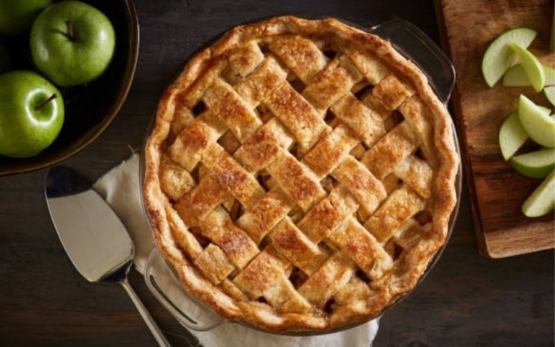 Making apple cake with a rice cooker