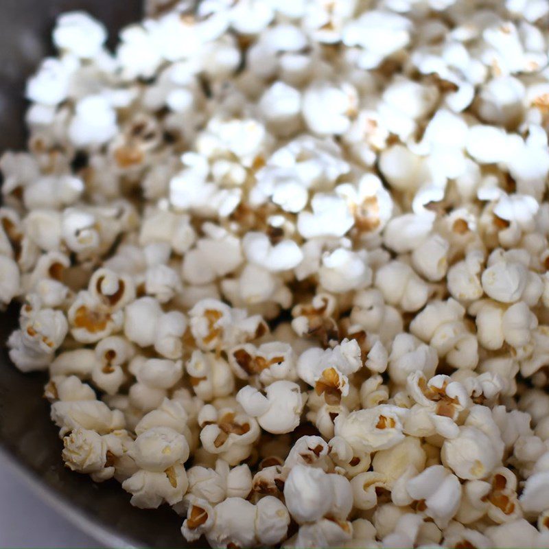 Step 1 Make chocolate popcorn