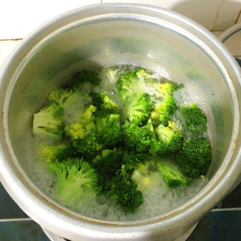 Step 2 Making garlic stir-fried broccoli Garlic stir-fried broccoli