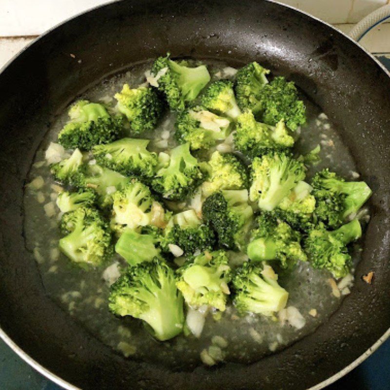 Step 2 Making garlic stir-fried broccoli Garlic stir-fried broccoli