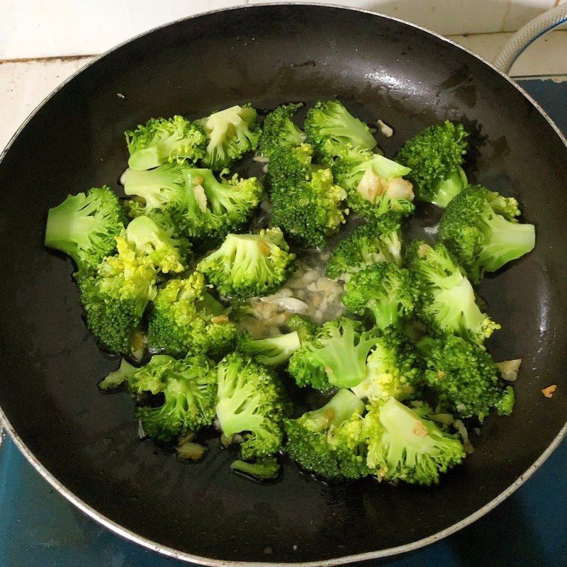 Step 2 Making garlic stir-fried broccoli Garlic stir-fried broccoli