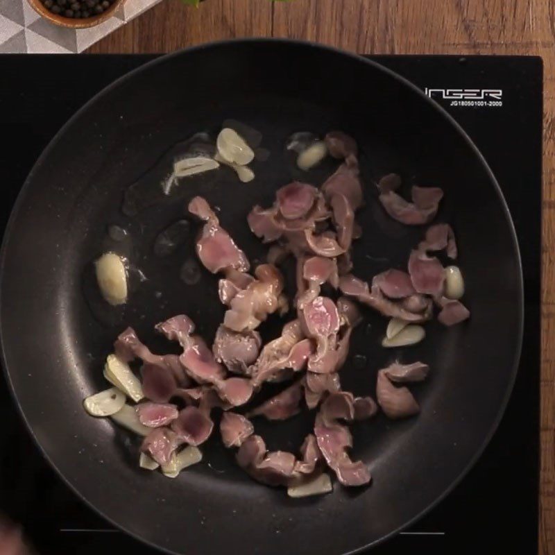 Step 3 Stir-fried Chinese violet flower with chicken gizzard Stir-fried Chinese violet flower with chicken gizzard