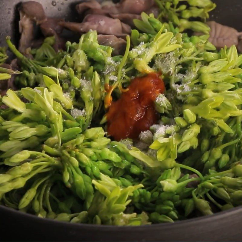 Step 3 Stir-fried Chinese violet flower with chicken gizzard Stir-fried Chinese violet flower with chicken gizzard