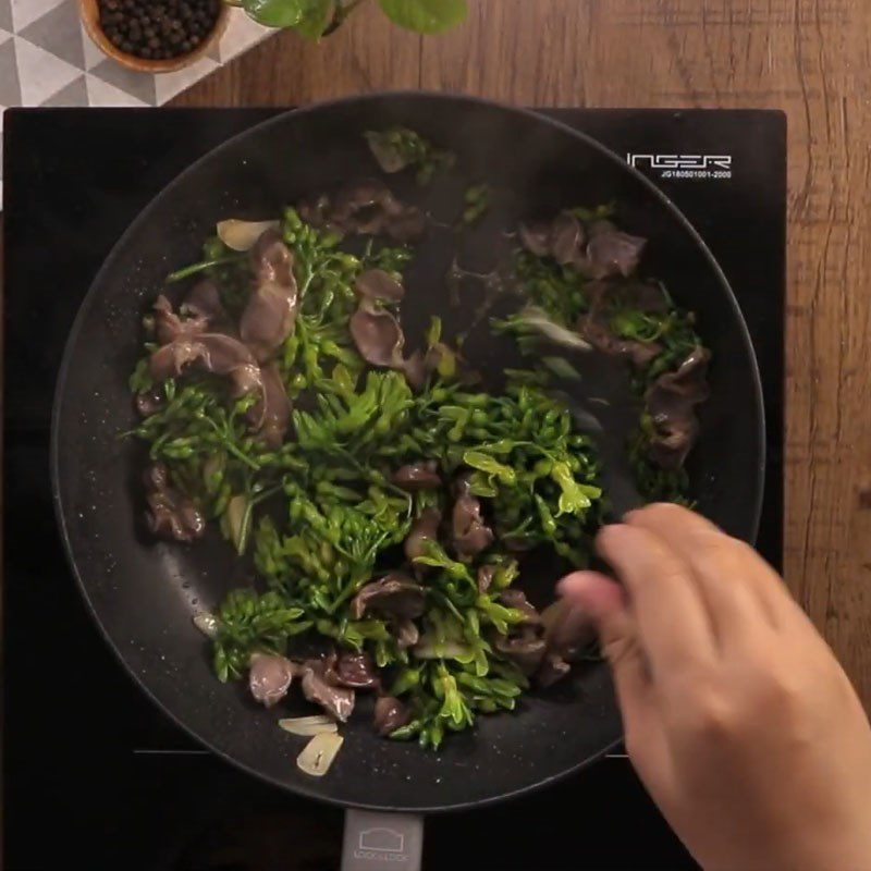 Step 3 Stir-fried Chinese violet flower with chicken gizzard Stir-fried Chinese violet flower with chicken gizzard