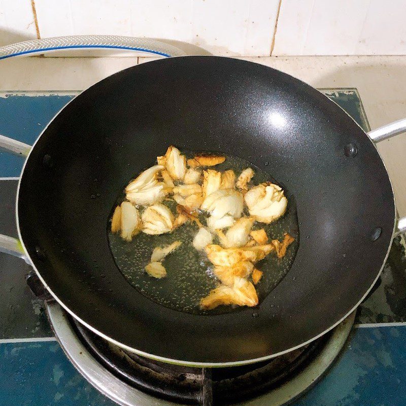 Step 2 Stir-fried morning glory with garlic