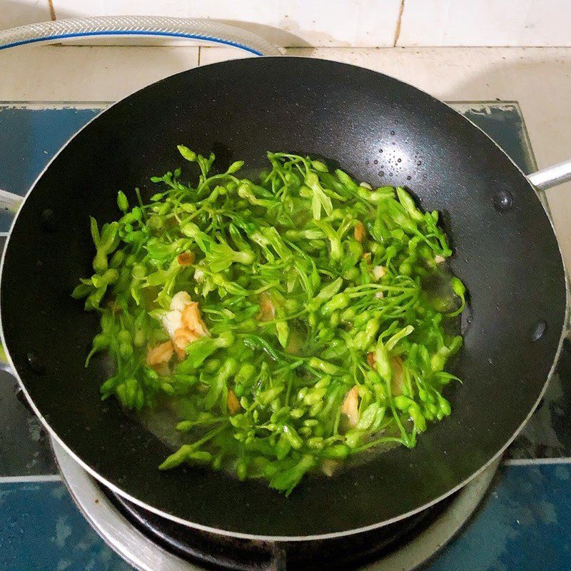 Step 2 Stir-fried morning glory with garlic