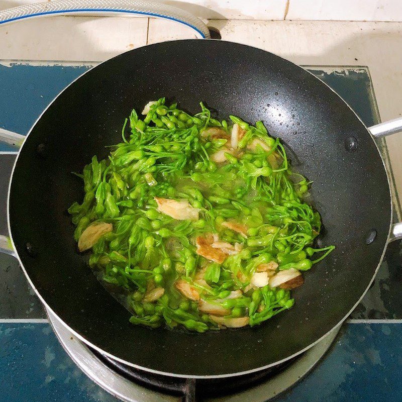 Step 2 Stir-fried zucchini flowers with garlic Stir-fried zucchini flowers with garlic