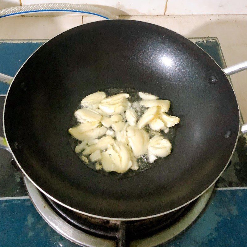 Step 2 Stir-fried morning glory with garlic