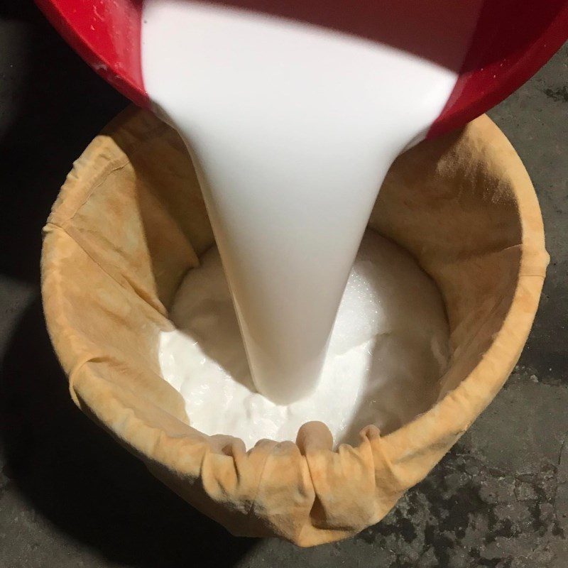 Step 1 Making the dough for Sticky Rice Cake with Mung Bean Filling (Recipe shared by a user)