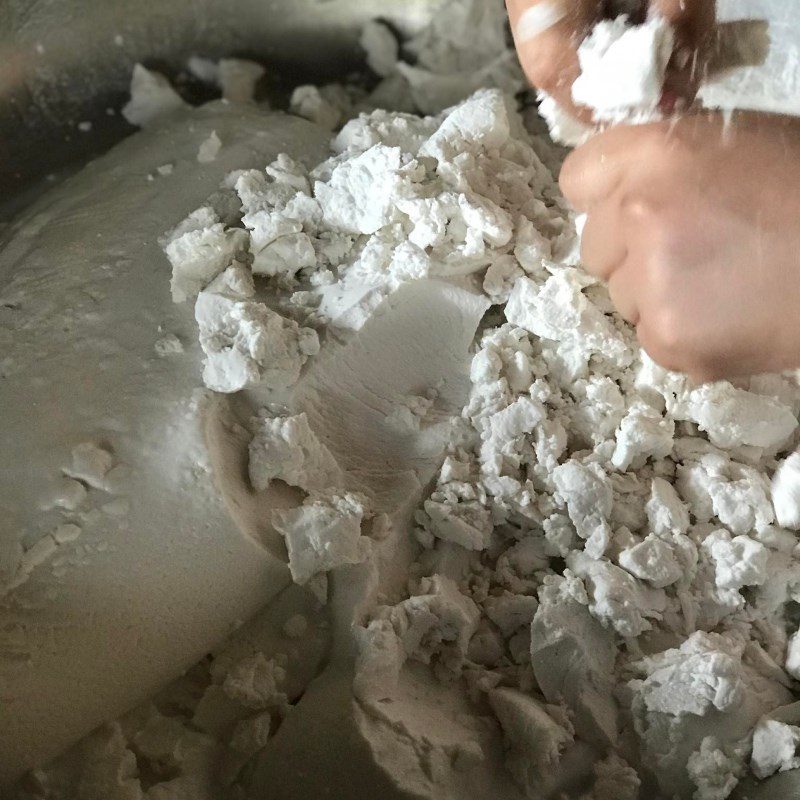 Step 1 Making the dough for Sticky Rice Cake with Mung Bean Filling (Recipe shared by a user)