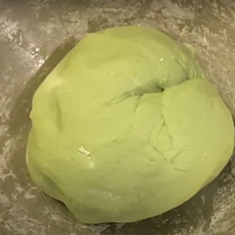 Step 4 Making pandan leaf sticky rice dough Green bean stuffed pandan sticky rice cake