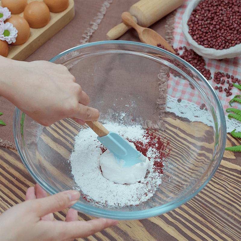 Step 2 Make the oil dough for the multi-layer peach blossom cake with red bean filling