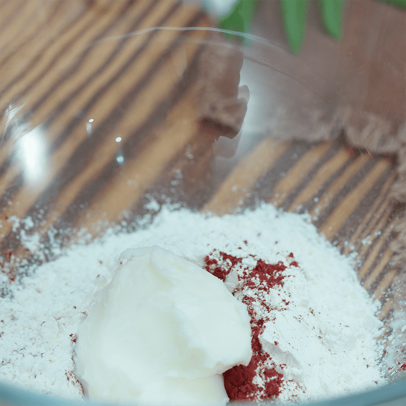 Step 2 Make the oil dough for the multi-layer peach blossom cake with red bean filling