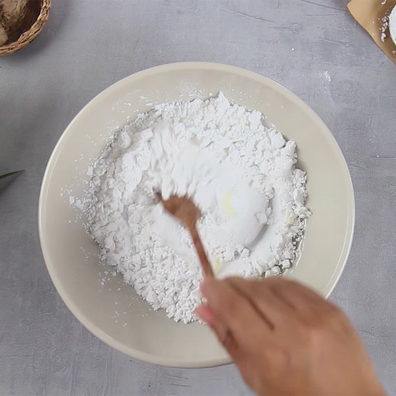 Step 3 Mixing the tapioca flour Roasted pork tapioca cake