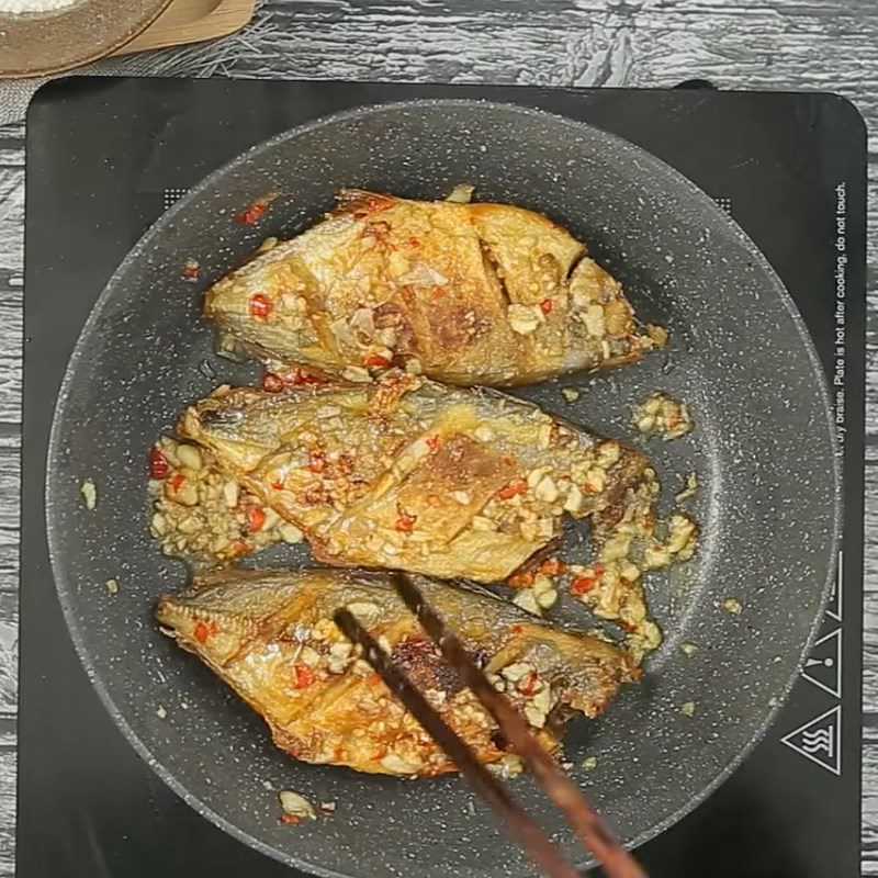 Step 3 Making Fried Fish with Garlic and Chili Fried mackerel with garlic and chili sauce