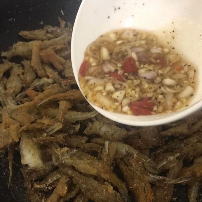 Step 3 Making fish sauce fried anchovies Anchovies fried with fish sauce