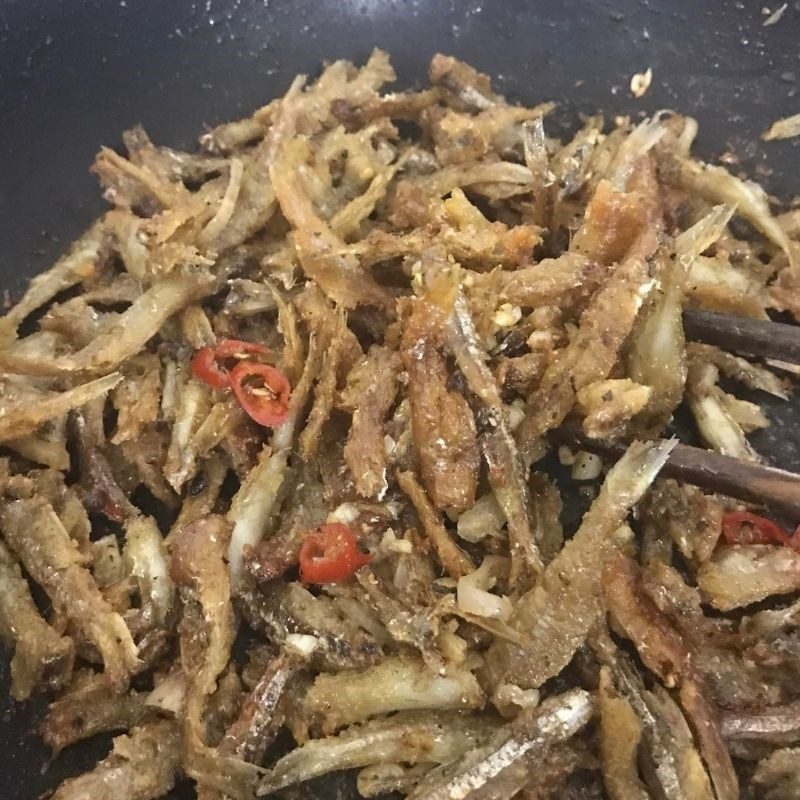 Step 3 Making fish sauce fried anchovies Anchovies fried with fish sauce