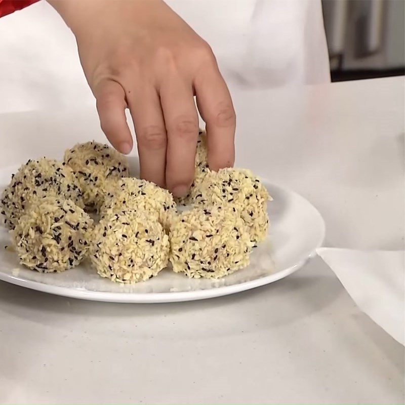 Step 4 Make egg-wrapped fish balls Fried quail egg fish balls with sesame