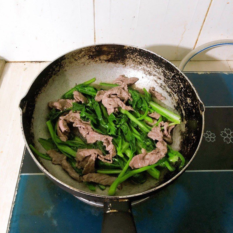 Step 2 Stir-fried choy sum with beef Stir-fried choy sum with beef