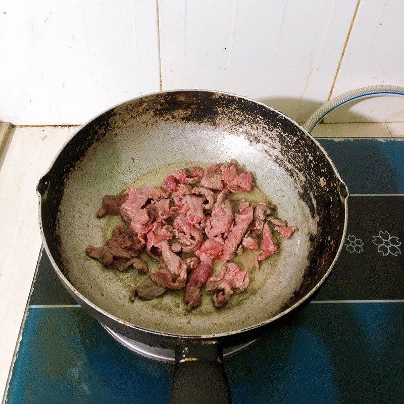 Step 2 Make stir-fried mustard greens with beef Stir-fried mustard greens with beef