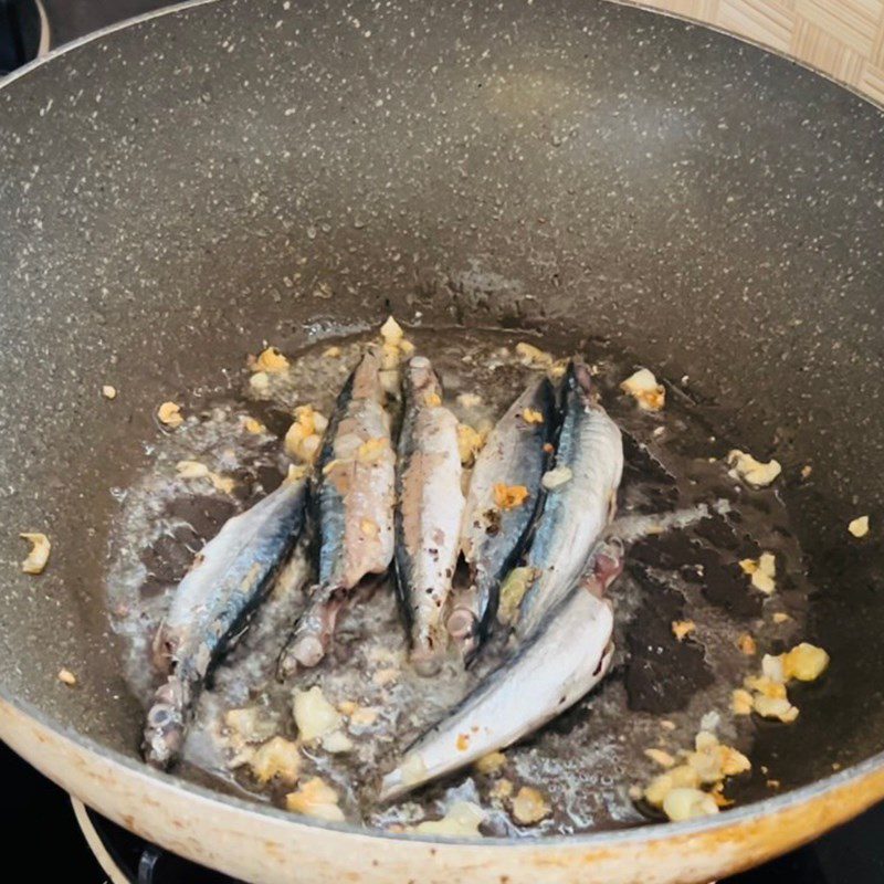 Step 3 Making mackerel soup with water spinach Mackerel soup with water spinach