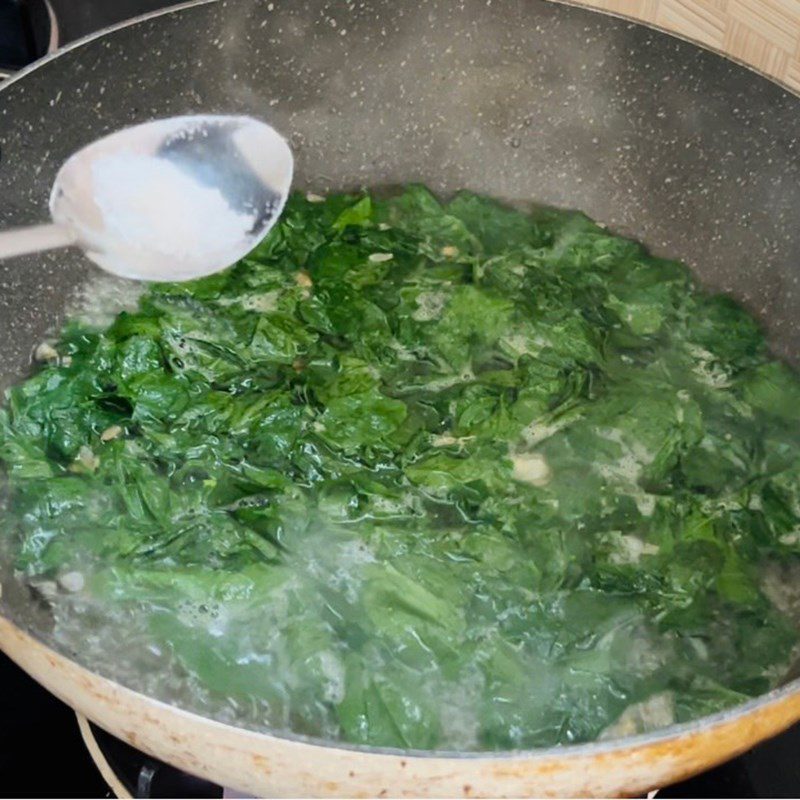 Step 3 Making mackerel soup with water spinach Mackerel soup with water spinach