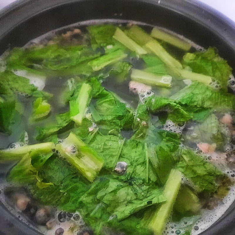 Step 2 Make clam soup with mustard greens