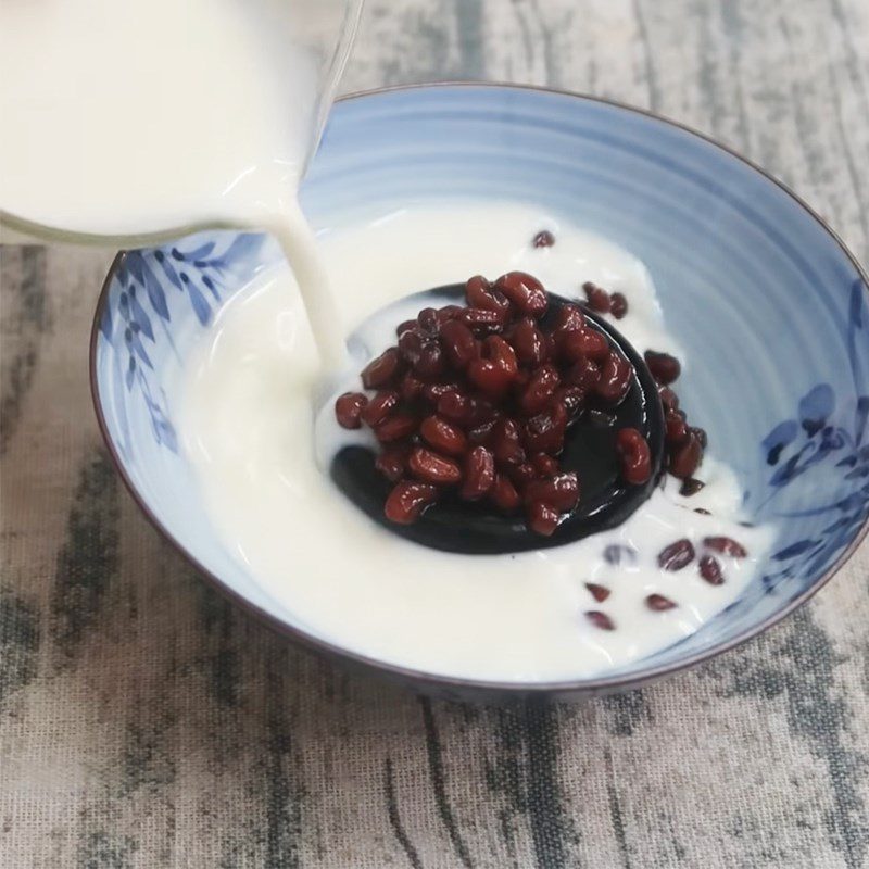 Step 6 Making red bean dessert with fresh grass jelly and milk