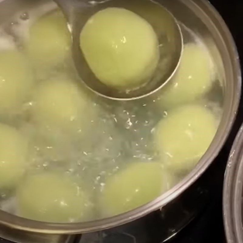 Step 7 Making pandan leaf sticky rice cake with mung bean filling