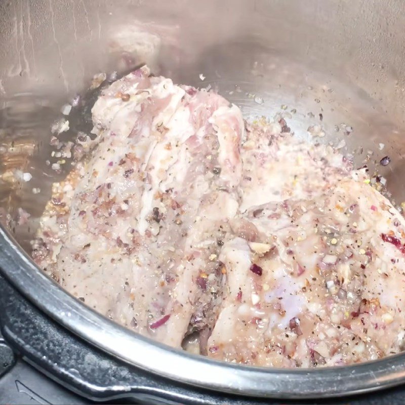 Step 5 Cook the meat Boil sticky rice cake with pressure cooker