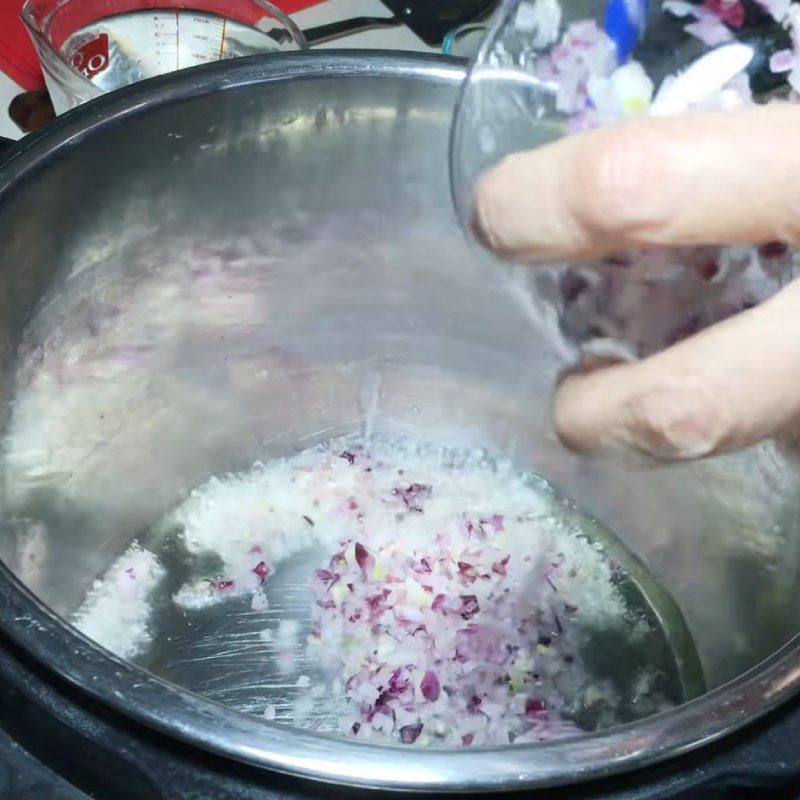 Step 5 Cook the meat Boil sticky rice cake with pressure cooker