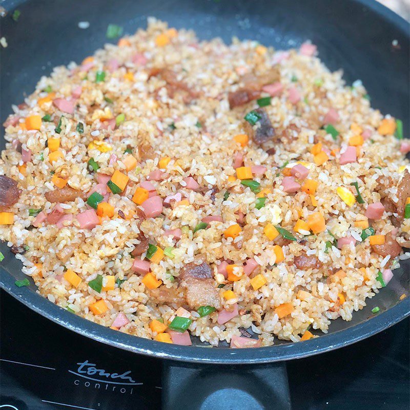 Step 2 Making fried rice with crispy pork fat Fried rice with crispy pork fat