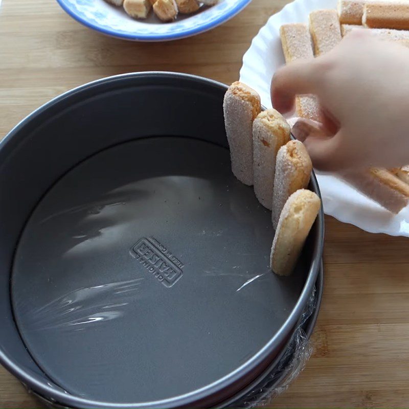 Step 1 Make the base of the Watermelon Yogurt Charlotte Cake