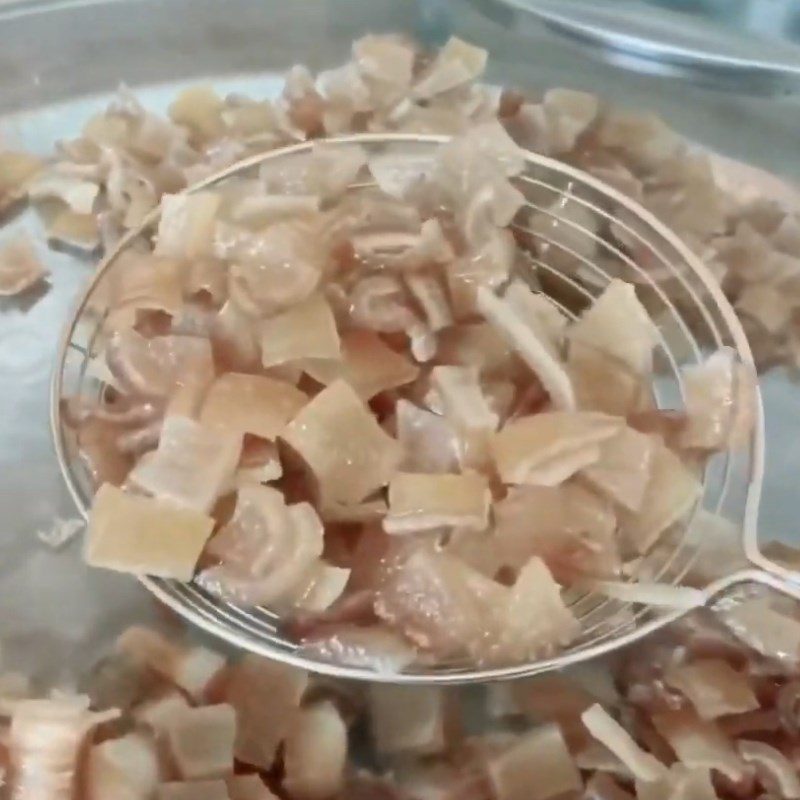 Step 4 Fried pork skin with satay seasoning