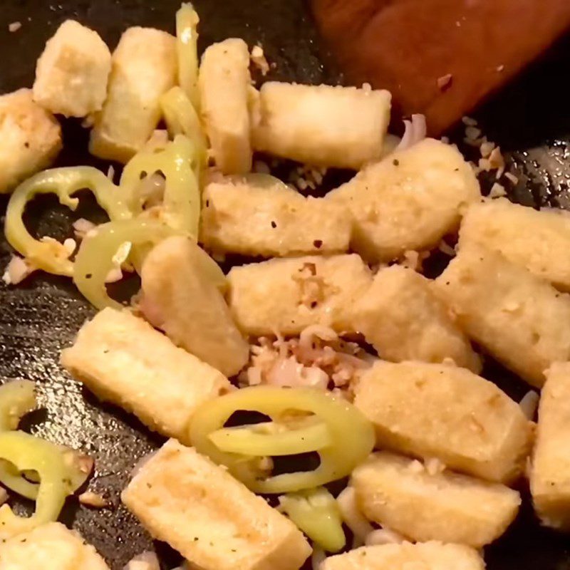 Step 4 Make fried tofu with salt Fried tofu with salt and chili