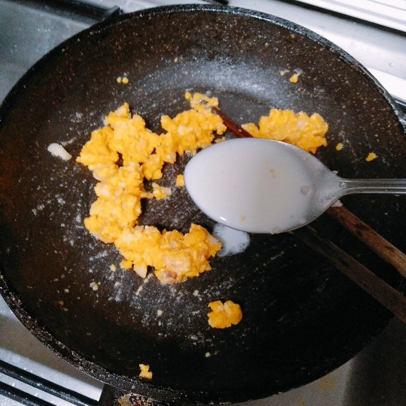 Step 2 Making salted egg fried tofu Tofu - salted egg fried tofu