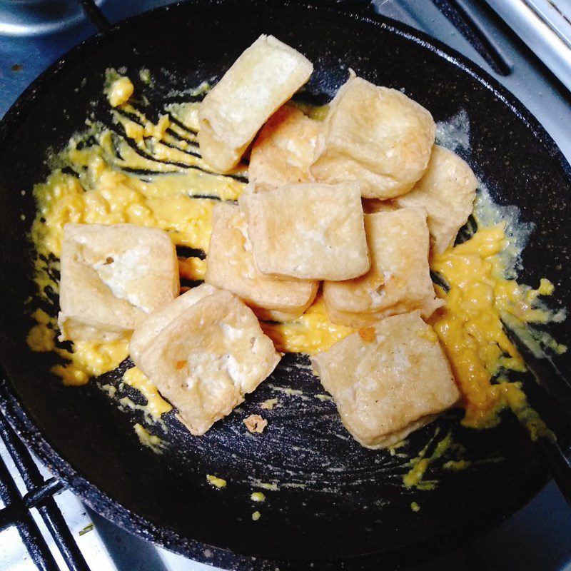 Step 2 Making salted egg fried tofu Tofu - salted egg fried tofu