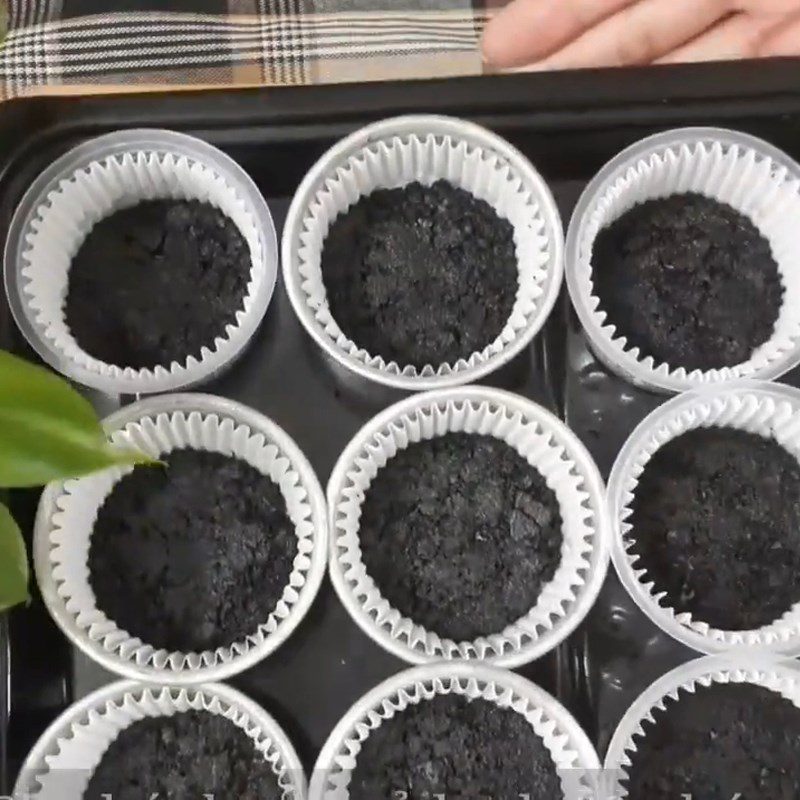 Step 1 Make the base of the Yogurt Mousse Cake with Butterfly Pea Flowers