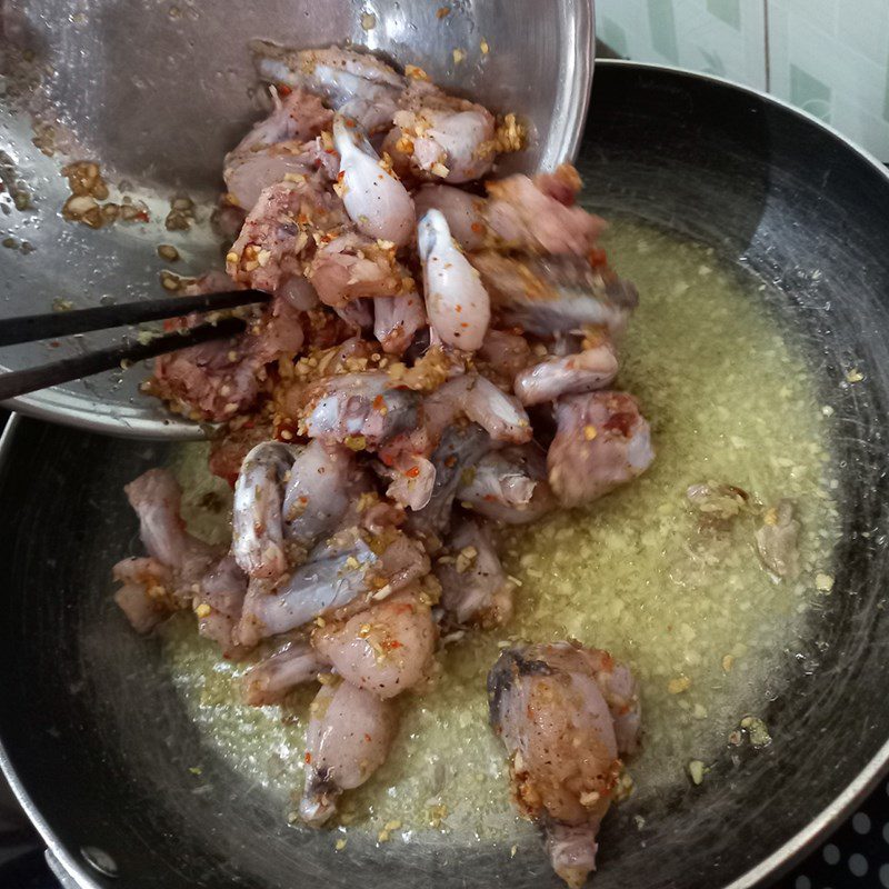 Step 3 Cooking stir-fried frog Stir-fried frog with lemongrass and chili