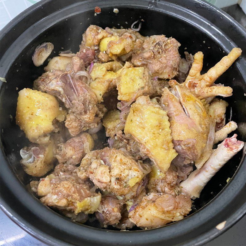 Step 3 Making five-spice chicken Chicken braised with lemongrass and five spices