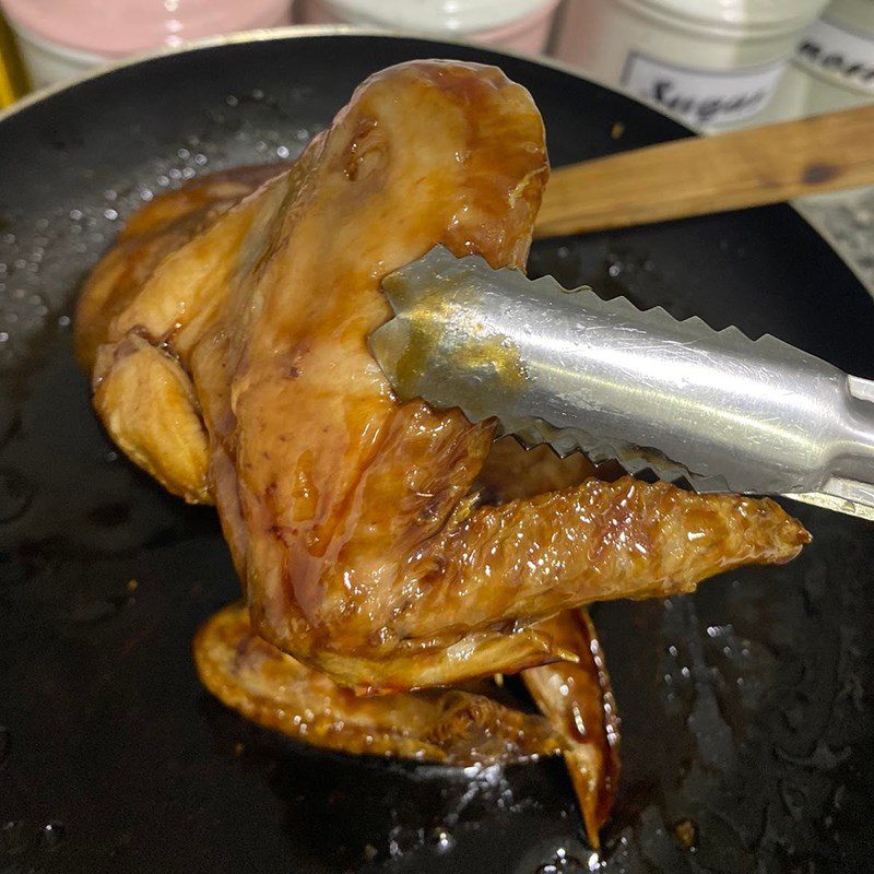 Step 3 Make chicken with sour sweet black vinegar sauce Chicken wings with sour sweet black vinegar sauce