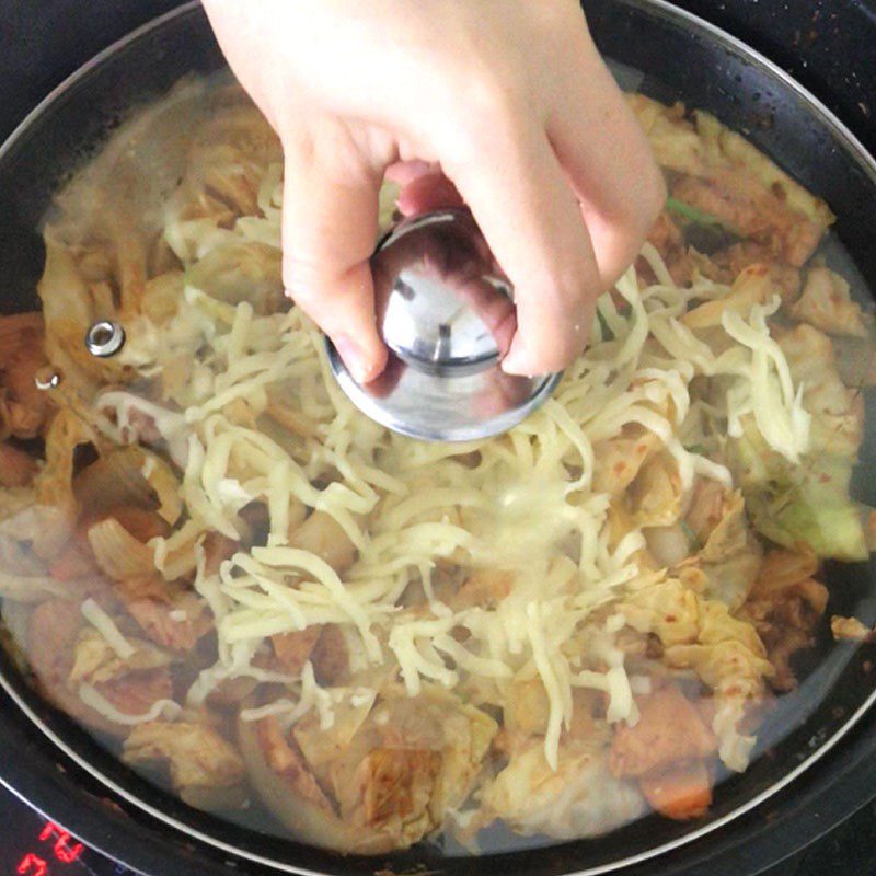 Step 4 Making chicken stir-fried with cheese Chicken stir-fried with cheese