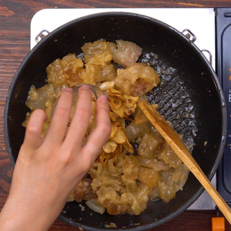 Step 3 Make garlic fried beef tendon Garlic fried beef tendon