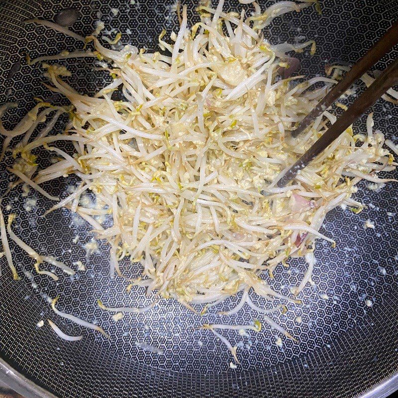 Step 2 Making stir-fried bean sprouts with eggs Stir-fried bean sprouts with eggs