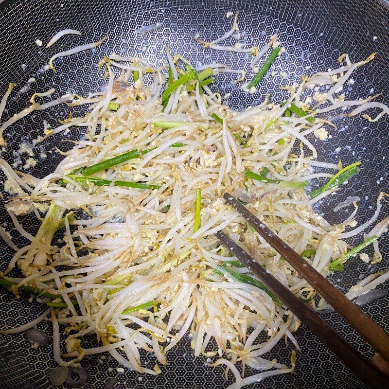 Step 2 Making stir-fried bean sprouts with eggs Stir-fried bean sprouts with eggs