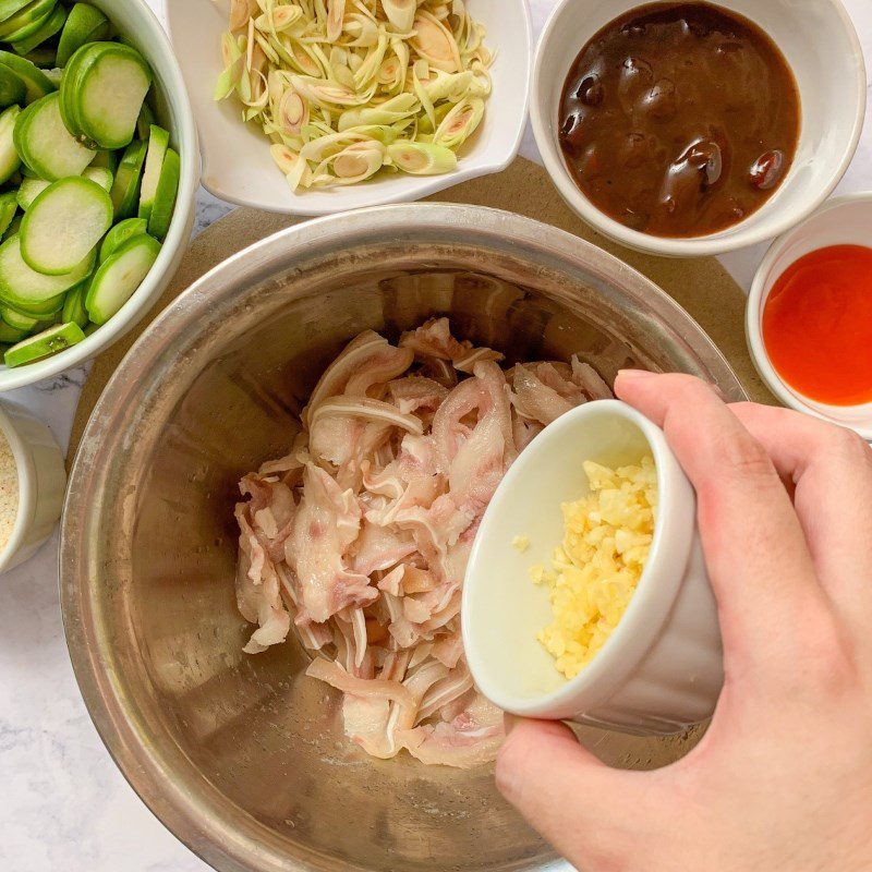 Step 3 Make salad with green mango and pig's ears Salad with green mango and pig's ears