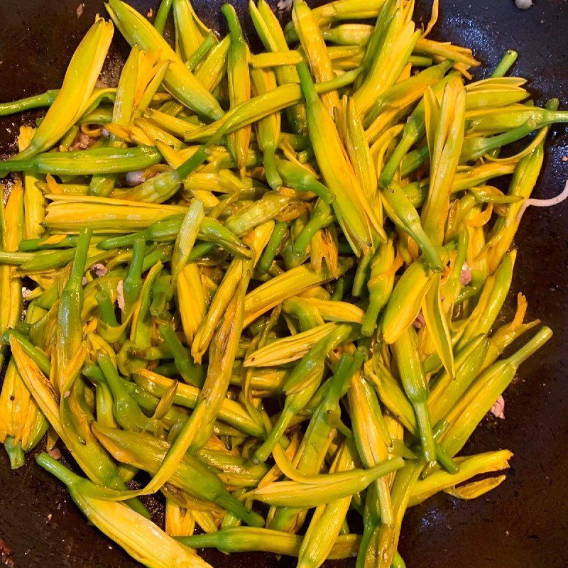 Step 2 Stir-fried golden mushrooms with beef Stir-fried golden mushrooms with beef