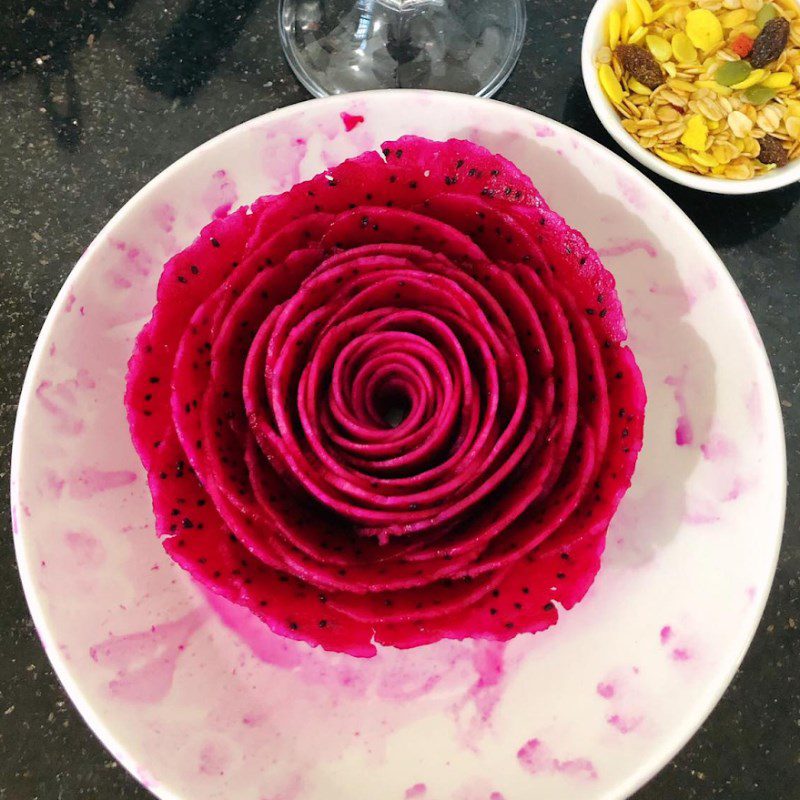 Step 3 Making decorative flowers Red dragon fruit smoothie