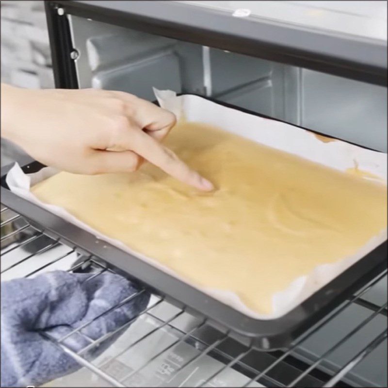 Step 3 Bake the sponge cake roll